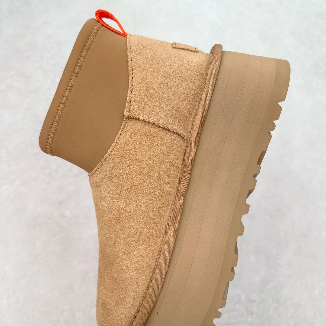Pick up locally💰520 UGG 8170 classic autumn and winter sheepskin and fur integrated snow boots. Private order price and ingenious positioning. Direct supply from Sangpo eight-year-old factory. Reject high profits. Differentiate pig-killing version. Longfeng A-grade Australian imported sheepskin and fur integrated. Fully follow the ZP process. OEM original pattern maker. Adhere to no original shoes and no development options. Pay attention to every detail. The most authentic version on the market. TREADLITE "light wing" technology outsole. Lightweight/durable/flexible/pile-type suede upper, fine skin-friendly recycled polyester fiber piping, comfortable and easy to care for, good warmth retention, UGG plush™ lining and insole, soft and skin-friendly, comfortable and warm, classic shoe shape with lightweight thick sole, stable and fashionable for autumn and winter street style, Treadlite by UGG light wing outsole, light cushioning, reducing the burden on your feet, comfortable and lightweight, helping you to play easily all day long. Size: 35 36 37 38 39 40 41 Coding: by3936000